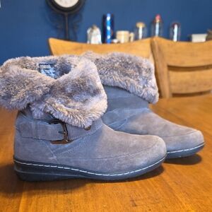 White Mountain women's gray suede leather faux fur lined ankle boots Sz 7.5